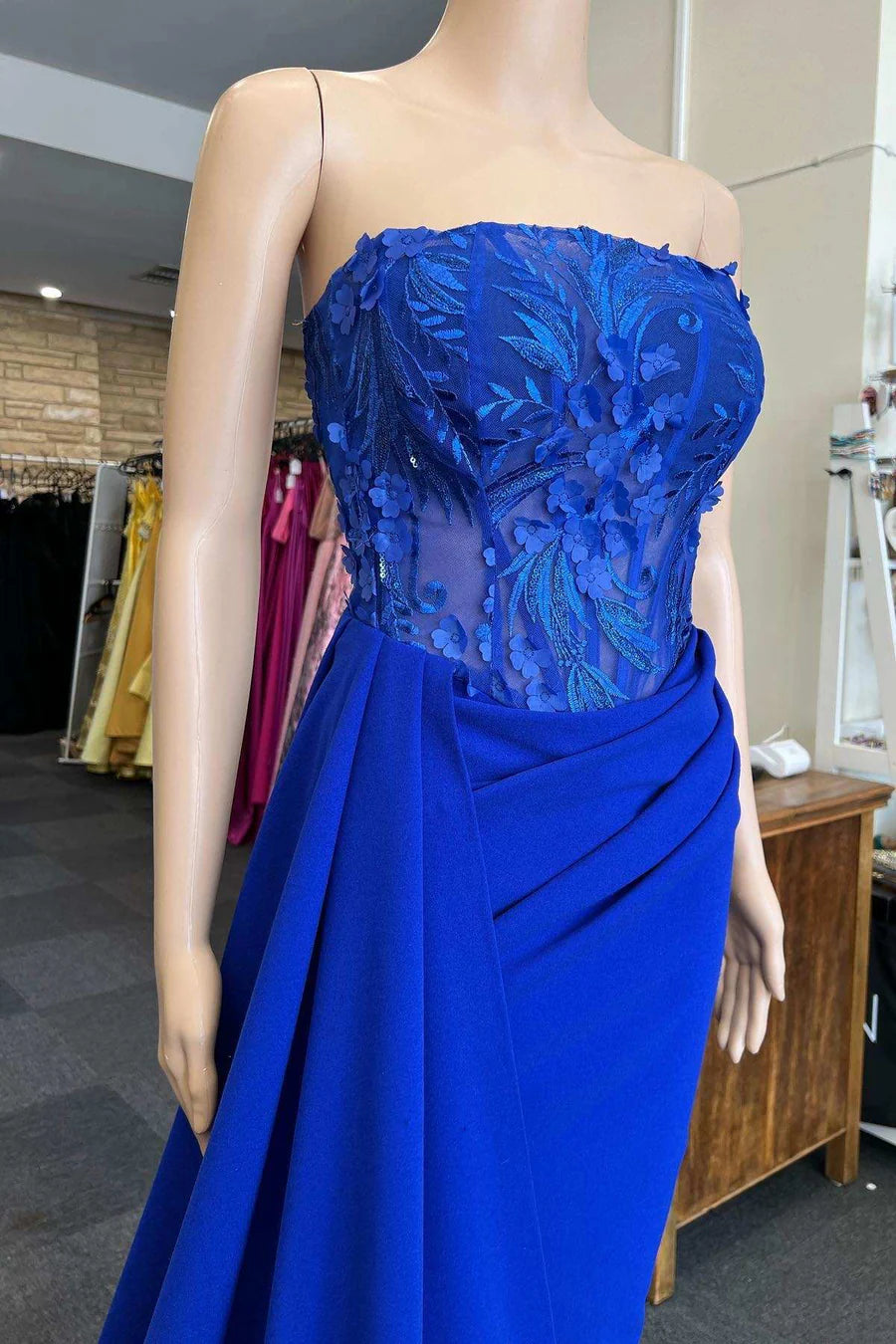 Vestido de fiesta sin tirantes con cola adjunta y apliques